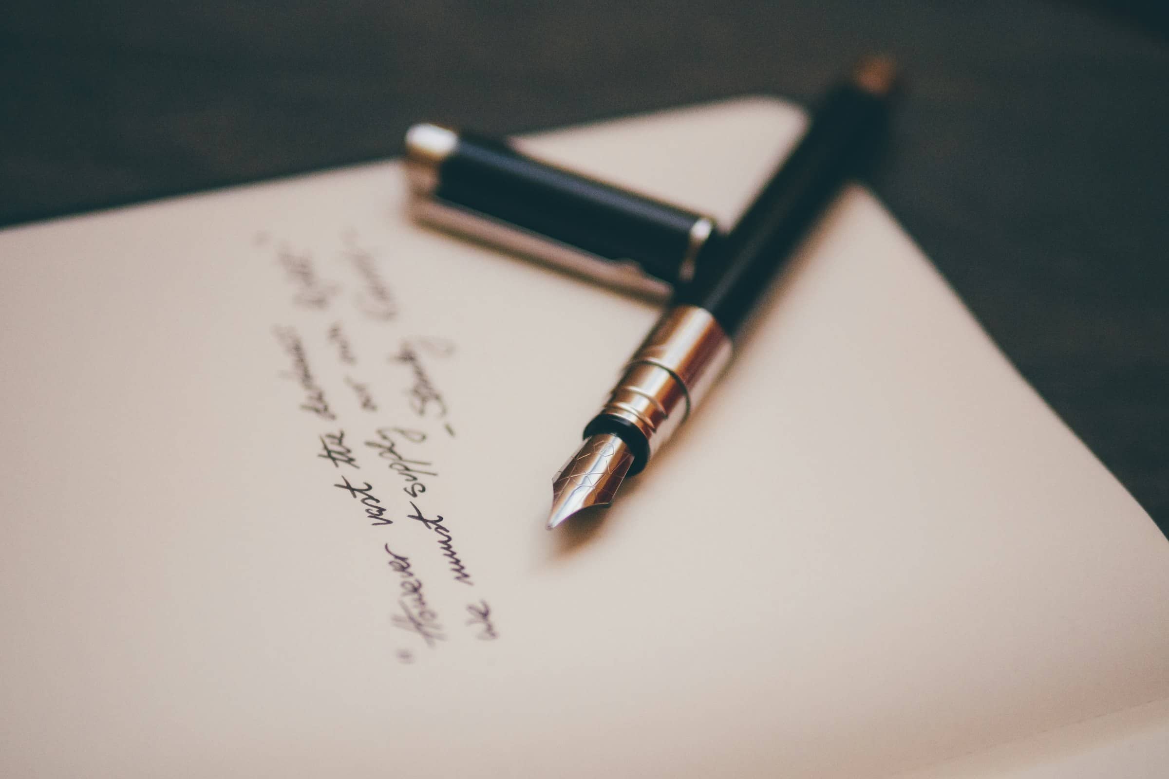 Pluma estilográfica sobre un documento firmado