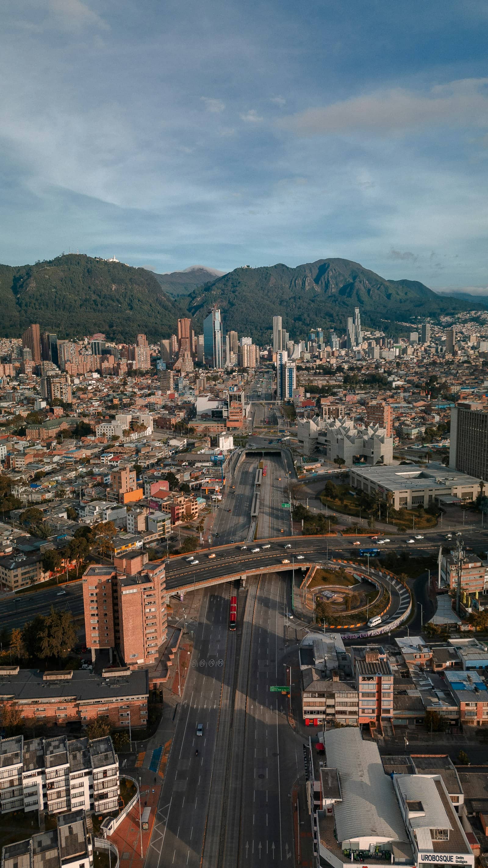 Vista aérea de Bogotá con los cerros al fondo