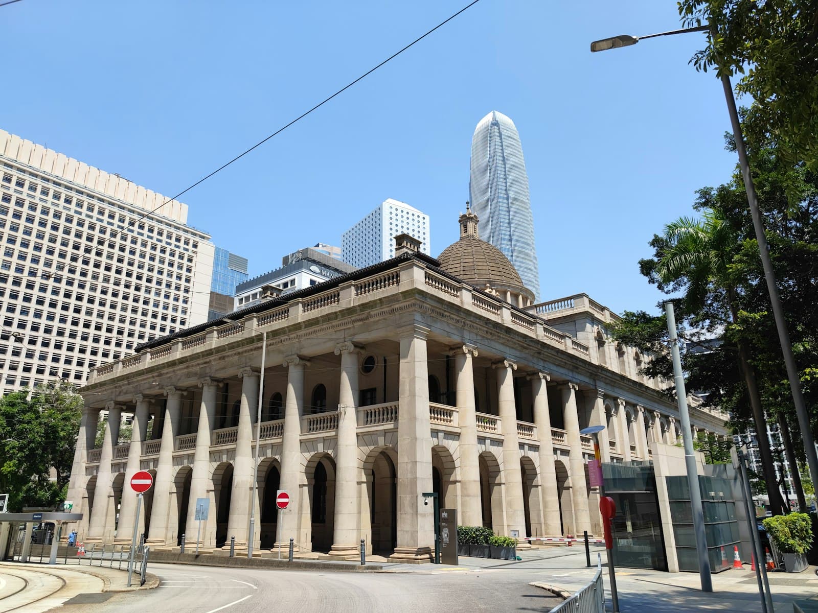 Edificio institucional con columnas