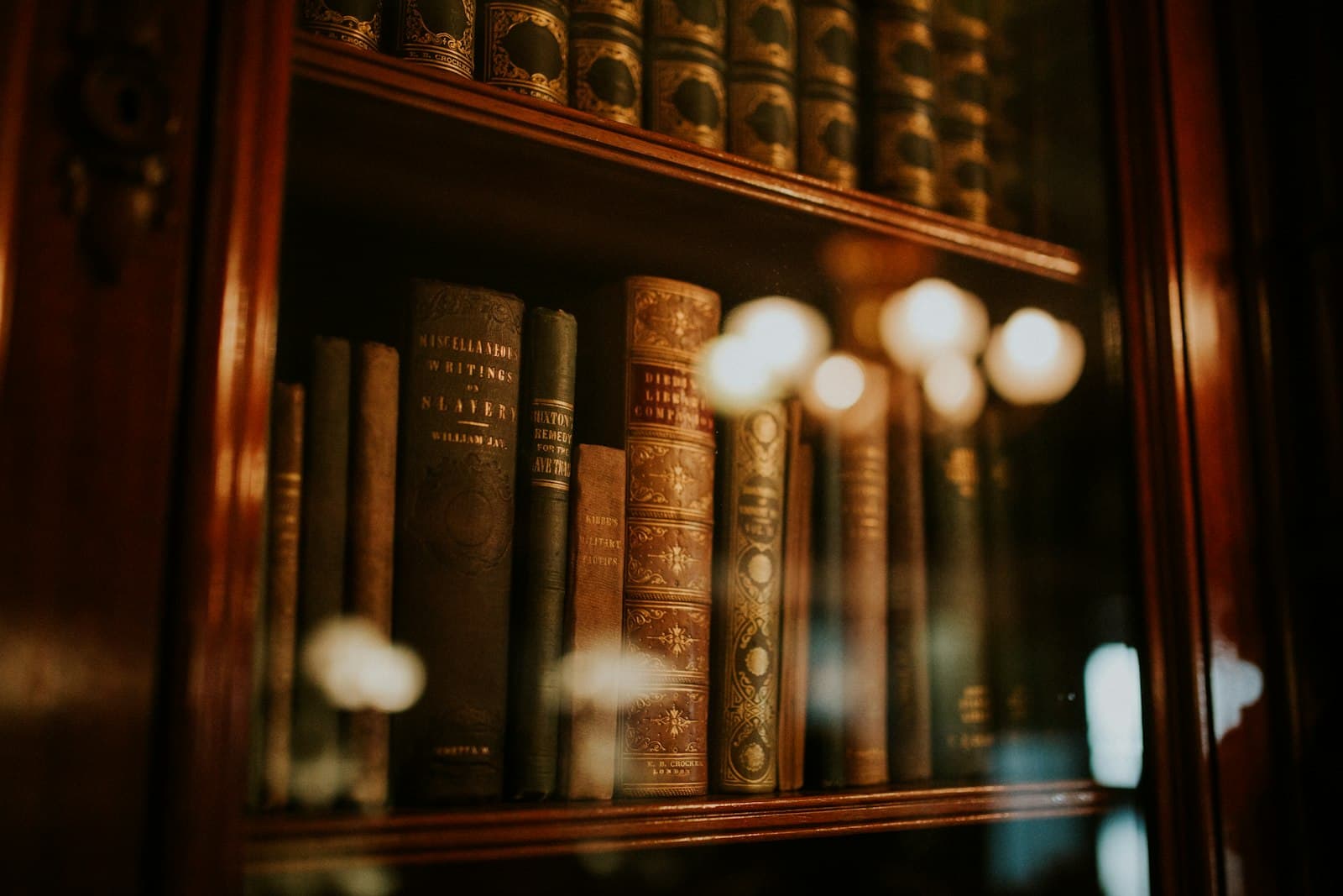 Libros antiguos en una biblioteca jurídica