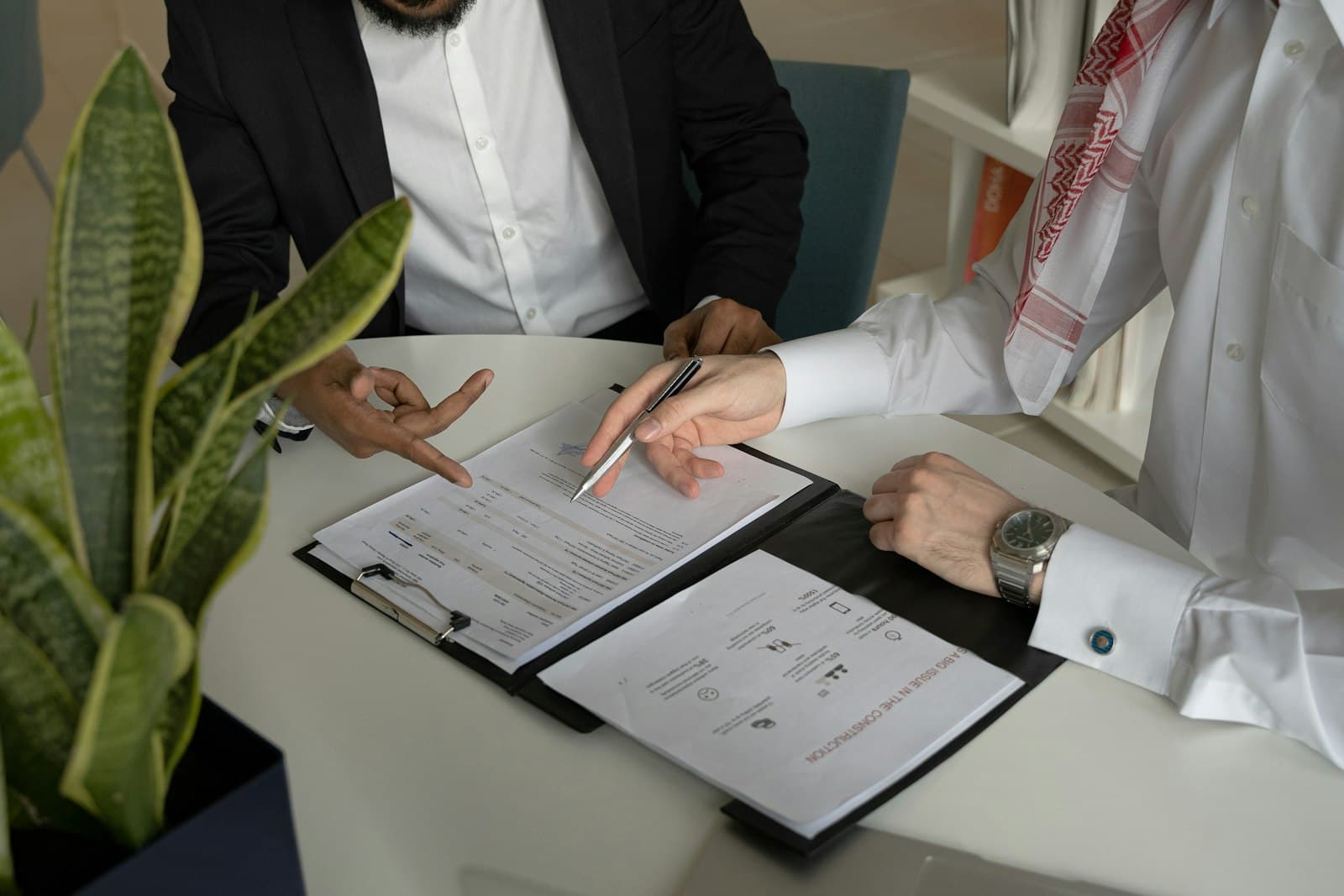 Dos personas revisan un contrato en una mesa
