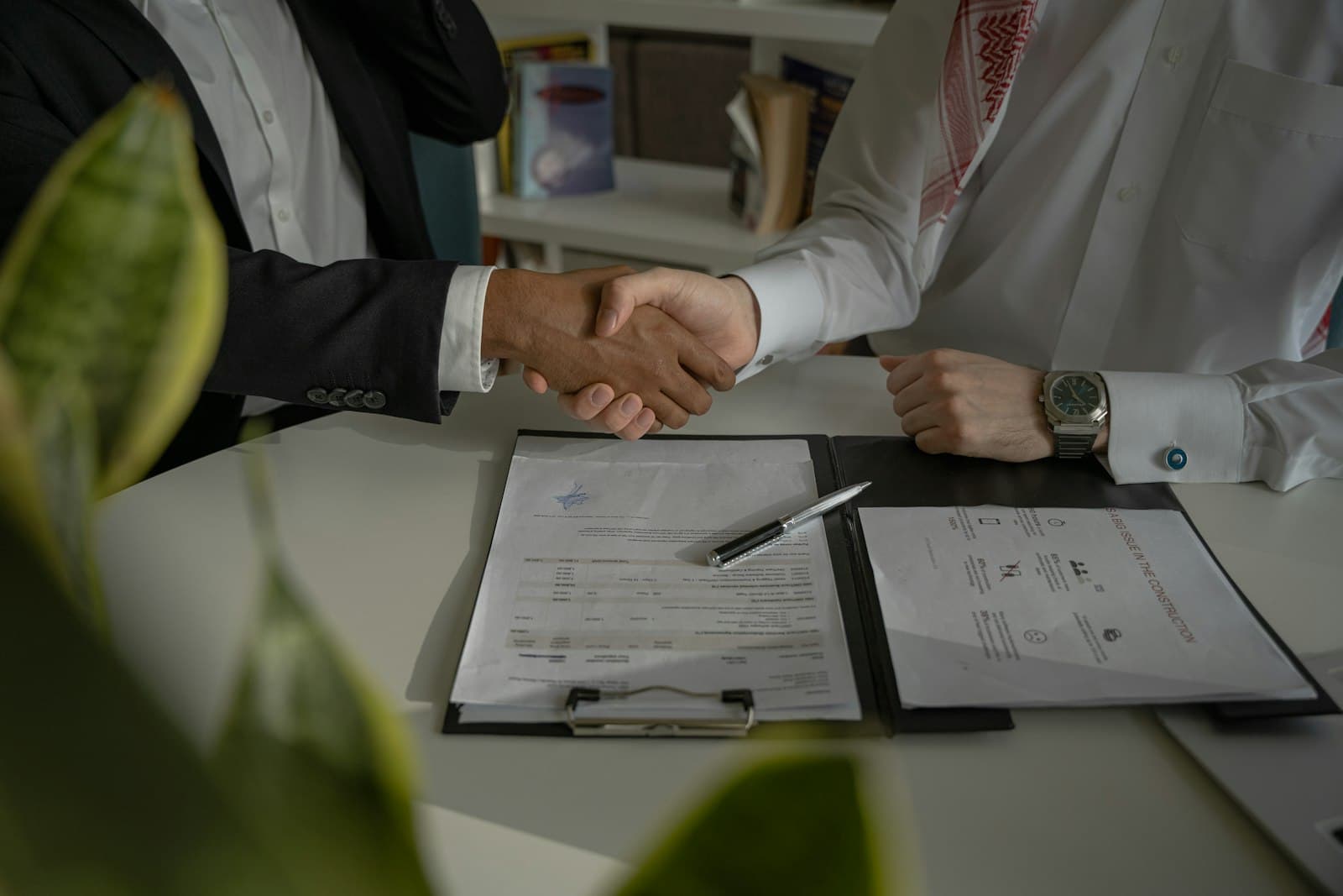 Dos personas cierran un acuerdo sobre un contrato