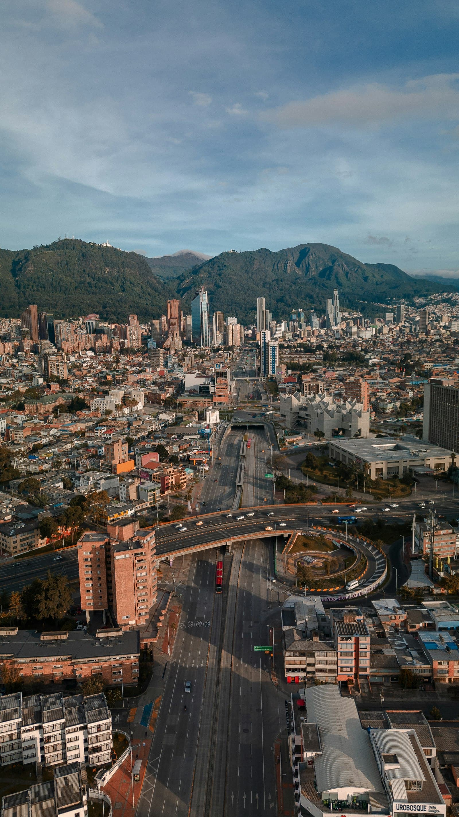 Vista aérea de Bogotá con los cerros al fondo