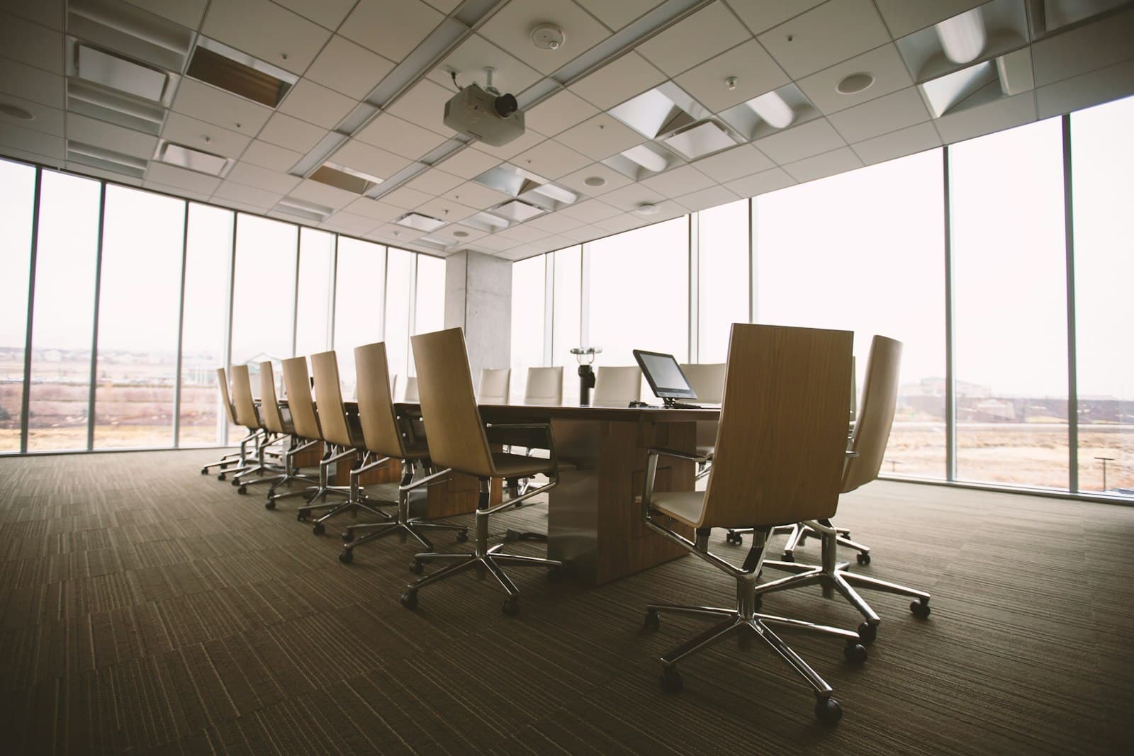 Sala de juntas amplia con ventanales